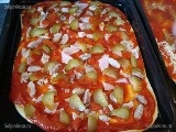 Pizza cu șuncă și castraveți murate