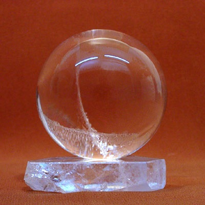 O piatră ornamentală de cristal de rocă, proprietățile și abilitățile sale