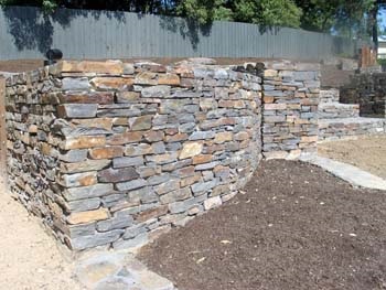 Tartós fal természetes kőből