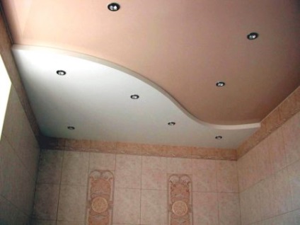 Plafonul în baie a elementelor de ghips și a instalațiilor