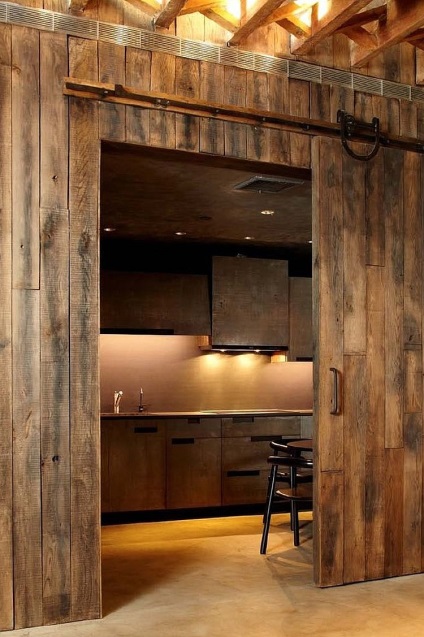 Restaurarea ușilor vechi de metal și lemn din matrice, intrarea din fier și interior din