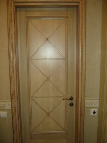 Restaurarea ușilor vechi de metal și lemn din matrice, intrarea din fier și interior din