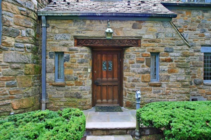 Restaurarea ușilor vechi de metal și lemn din matrice, intrarea fierului și a interiorului din
