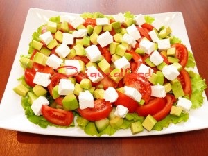 Salata cu avocado si feta