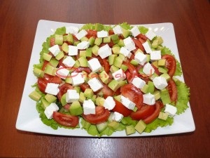 Saláta avokádóval és feta sajttal