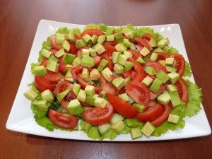 Salata cu avocado si feta