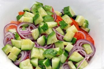 Saláta avokádóval, zöldséggel, fekete olívabogyóval és feta