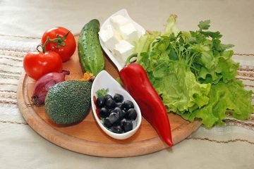 Saláta avokádóval, zöldséggel, fekete olívabogyóval és feta