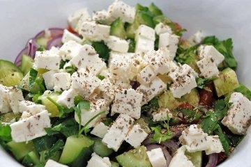 Salata cu avocado, legume, măsline negre și feta