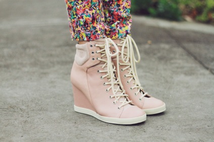 A rózsaszín cipők viselésével