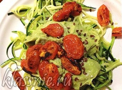 Spaghete crude cu dovlecei (dovlecei) cu sos de avocado, rețete vegetariene grozave