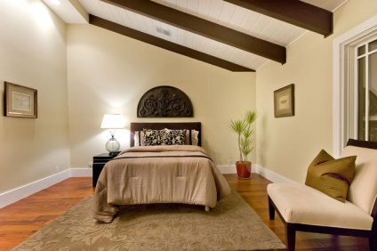 Dormitor în podeaua design-ul podului și tipul de interior, fereastră în casa din lemn, planificare și decorare