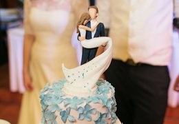 Esküvői torta tollal és maszkkal, melyet Moszkvában szállítanak 3000 rubelre