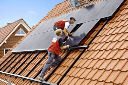 Instalarea panourilor panourilor solare pe acoperișul casei, asamblare, unghi și schemă, video
