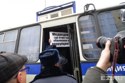 12 persoane au fost reținute la un miting interzis împotriva corupției din Ekaterinburg