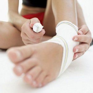 A láb tüneteinek és kezelésének megbontása, az elsősegély nyújtásának módja