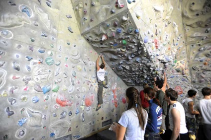 Toți zidurile de cățărare din Moscova cu secții de alpinism adresate copiilor și prețuri