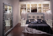 Tükör a hálószobában, szemben az ágy, szabadtéri olcsó, szép fotó, a belső falak, jó
