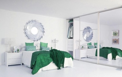 Tükör a hálószobában, szemben az ágy, szabadtéri olcsó, szép fotó, a belső falak, jó