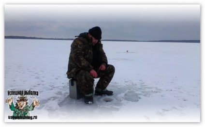 Pescuitul de iarnă pe lacul yanyk din apropierea orașului Tyumen, pescuitul reușit