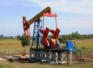 Benzina pentru autoturisme este fabricată din petrol, iar petrolul este extras din intestinul pământului