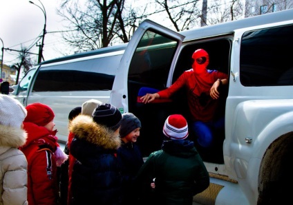 Ziua de naștere a copiilor într-o limuzină