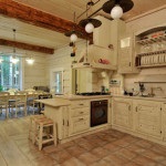 Design de bucătărie într-o casă de lemn Interior de vile și de țară cabane cu un șemineu