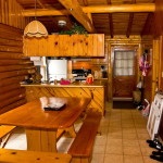 Design de bucătărie într-o casă de lemn Interior de vile și de țară cabane cu un șemineu