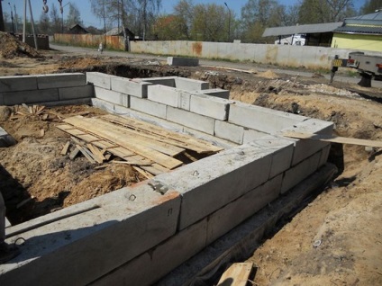 Fundația cu mâinile lor pentru casa din blocuri de beton lut expandat
