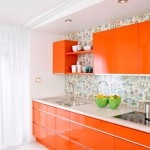 Interiorul bucătăriei este portocaliu