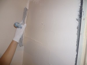 Cum de a pune în mod corespunzător pereții sub tapet - cu sau fără o plasă, sfaturi