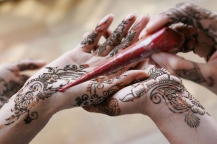 Cum să atragă henna pe un corp, ls