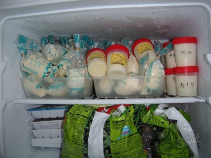 Cum să depozitați laptele matern exprimat în saci sau recipiente speciale în frigider