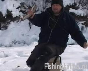 Prinderea de pește alb și omul pe Baikal din gheață
