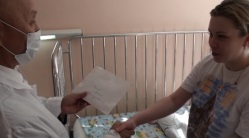 Michael Everstov egy fiatal anyát támogatott, aki a hármasok születését követően 100 ezer rubel családi támogatásban részesült