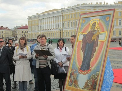 Moleben az Isten Anyja ikonja előtt az augusztusi győzelmet Szentpéterváron szolgálták