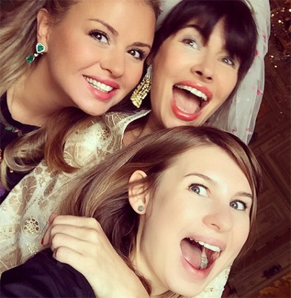 Оксана Robski омъжва снимки от моминско парти, здравей! Русия