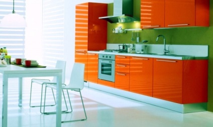 Narancsszínű konyha a belső fotóban