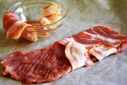 Carne de porc în bacon cu brânză și ananas