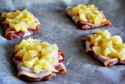 Carne de porc în bacon cu brânză și ananas