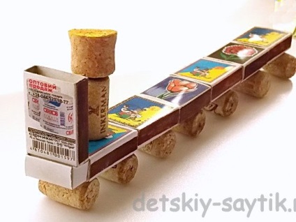 Făcând un tren din cutiile de mâncare și blocajele, site-ul copiilor