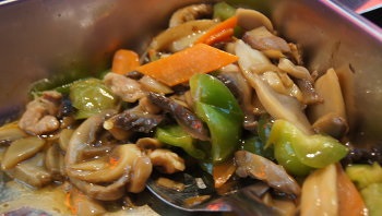 Bucătarii asiatici au împărtășit rețete pentru mâncăruri de la ciupercile de pe litoral
