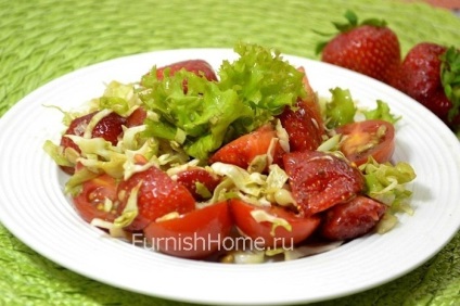 Salată cu varză, roșii de cireșe și căpșuni