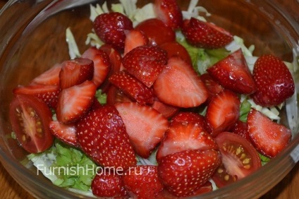 Salată cu varză, roșii de cireșe și căpșuni