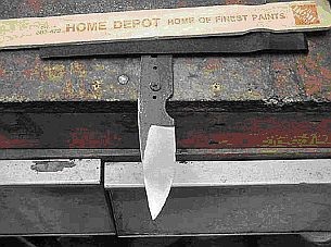 Házi kés, amely kést készít a rögtönzött anyagokból otthon
