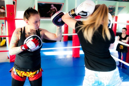 A női boxerrel kapcsolatos Shponar sztereotípiák thai bokszoló régiójában a tréner szomorú