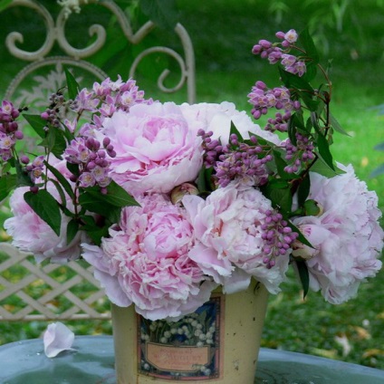 Turgenevskaya tânără doamnă 35 buchete de grădină și flori sălbatice