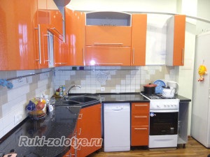 Bucătărie din bucătărie portocalie, totul de unul singur