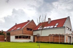 Finisarea exterioară a unei case din lemn cu termopanele, siding - tipuri de fațade și fotografie