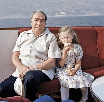 Bunicul Brejnev la vederea fiicei sale a fugit din studio